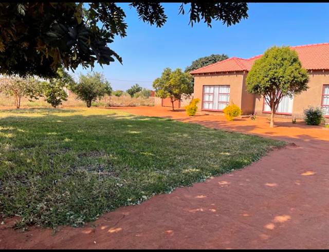 3 BEDROOM HOUSE FOR SALE IN LEBOWAKGOMO ZONE A
